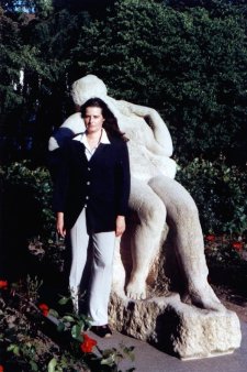 Foto von M. Rehder vor der Skulptur 'Die Schlummernde', Juni 2005